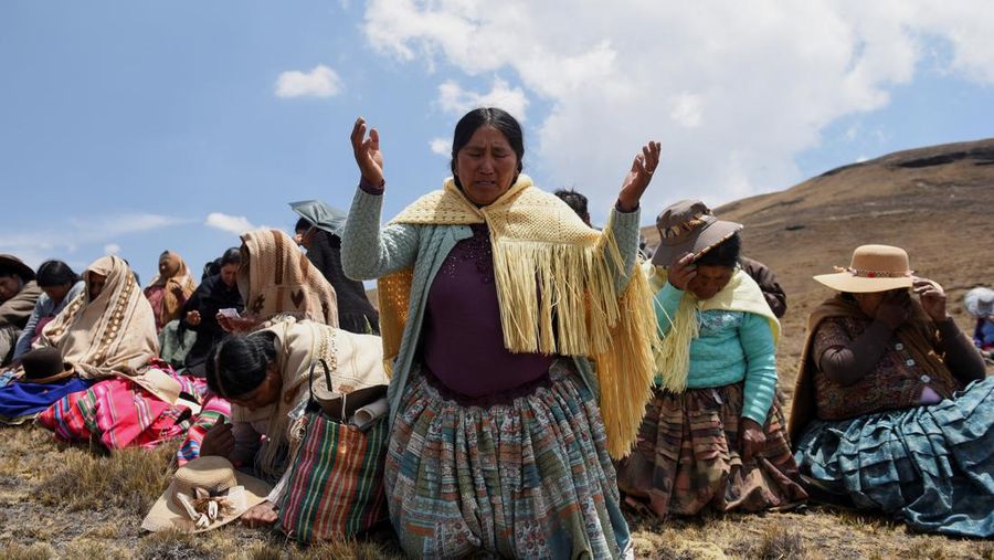 Orang-orang berjalan berziarah di dekat bendungan Incachaca untuk berdoa memohon hujan, di Incachaca, di pinggiran La Paz, Bolivia 6 Oktober 2023. (REUTERS/Claudia Morales)
