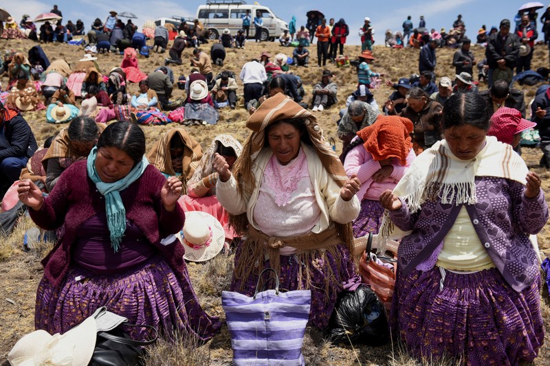 Orang-orang berjalan berziarah di dekat bendungan Incachaca untuk berdoa memohon hujan, di Incachaca, di pinggiran La Paz, Bolivia 6 Oktober 2023. (REUTERS/Claudia Morales)