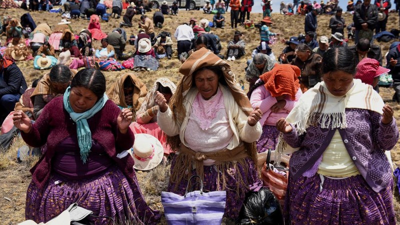 Orang-orang berjalan berziarah di dekat bendungan Incachaca untuk berdoa memohon hujan, di Incachaca, di pinggiran La Paz, Bolivia 6 Oktober 2023. (REUTERS/Claudia Morales)