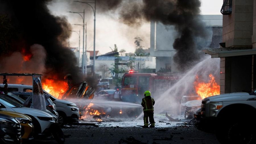 Roket ditembakkan militan Palestina ke Israel, di Gaza 7 Oktober 2023. (REUTERS/Ibraheem Abu Mustafa)