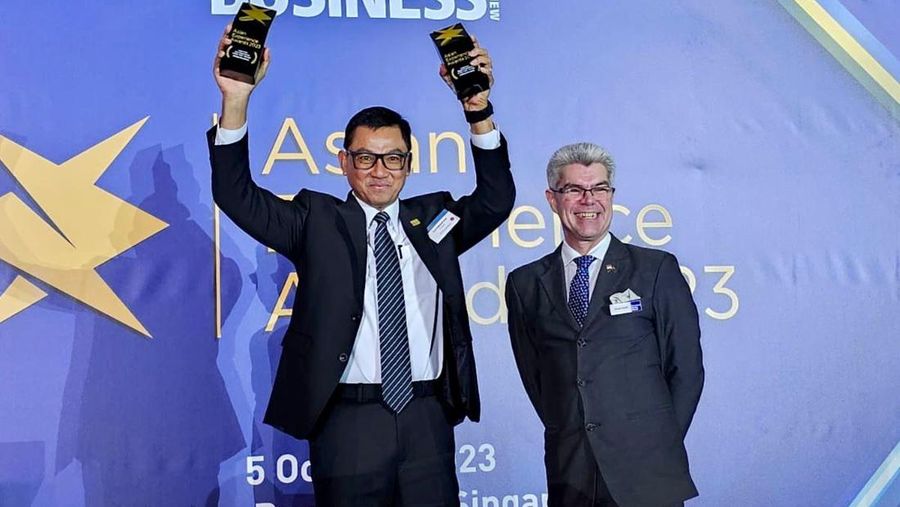 Direktur Utama PLN, Darmawan Prasodjo mengangkat trofi penghargaan Indonesia User Experience of the Year.