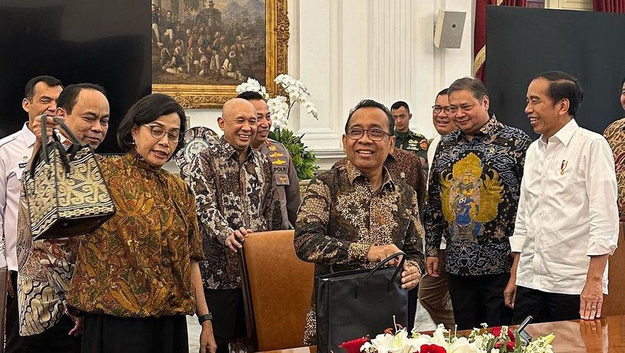 Presiden Joko Widodo menginstruksikan para Menteri bersama Kapolri menangani dan mengatasi Penanganan Banjirnya Impor Barang Konsumsi termasuk melalui penjualan di sosial media. (Instagram @smidrawati)