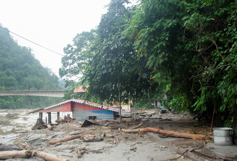 Sebuah rumah terendam sebagian akibat naiknya permukaan air di sepanjang tepian Sungai Teesta saat banjir di Teesta Bazaar di Distrik Kalimpong, Benggala Barat, India 4 Oktober 2023. Sebuah rumah terendam sebagian akibat naiknya permukaan air di sepanjang tepian Sungai Teesta saat banjir di Teesta Bazaar di Distrik Kalimpong, Benggala Barat, India 4 Oktober 2023. (REUTERS/Brihat Rai)