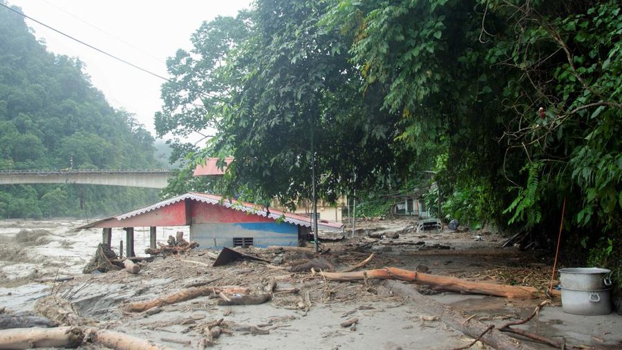 Sebuah rumah terendam sebagian akibat naiknya permukaan air di sepanjang tepian Sungai Teesta saat banjir di Teesta Bazaar di Distrik Kalimpong, Benggala Barat, India 4 Oktober 2023. (REUTERS/Brihat Rai)
