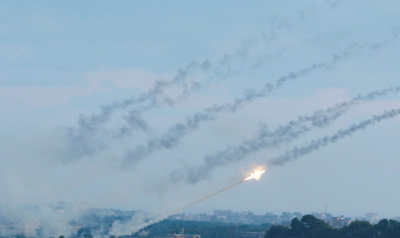 Roket ditembakkan militan Palestina ke Israel, di Gaza 7 Oktober 2023. (REUTERS/Ibraheem Abu Mustafa)