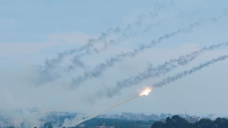 Roket ditembakkan militan Palestina ke Israel, di Gaza 7 Oktober 2023. (REUTERS/Ibraheem Abu Mustafa)