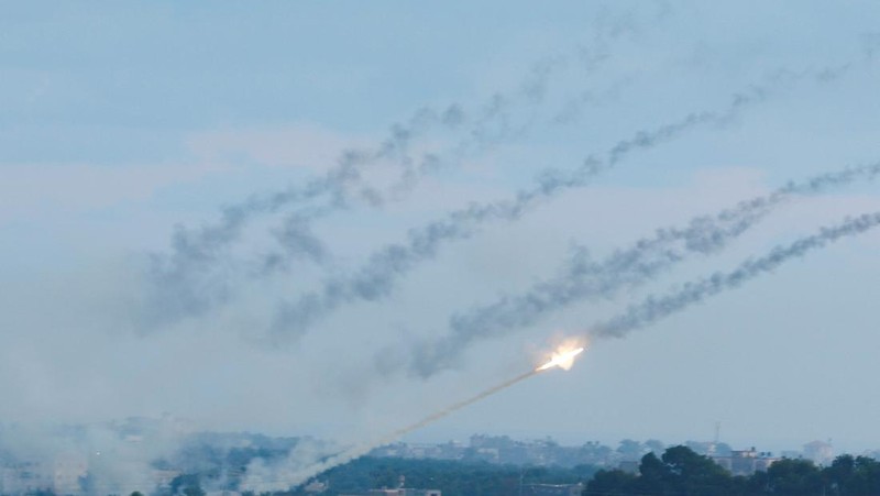 Roket ditembakkan militan Palestina ke Israel, di Gaza 7 Oktober 2023. (REUTERS/Ibraheem Abu Mustafa)