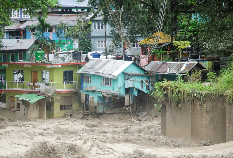 Sebuah rumah terendam sebagian akibat naiknya permukaan air di sepanjang tepian Sungai Teesta saat banjir di Teesta Bazaar di Distrik Kalimpong, Benggala Barat, India 4 Oktober 2023. Sebuah rumah terendam sebagian akibat naiknya permukaan air di sepanjang tepian Sungai Teesta saat banjir di Teesta Bazaar di Distrik Kalimpong, Benggala Barat, India 4 Oktober 2023. (REUTERS/Brihat Rai)