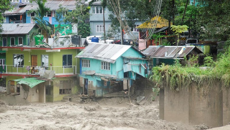 Sebuah rumah terendam sebagian akibat naiknya permukaan air di sepanjang tepian Sungai Teesta saat banjir di Teesta Bazaar di Distrik Kalimpong, Benggala Barat, India 4 Oktober 2023. (REUTERS/Brihat Rai)