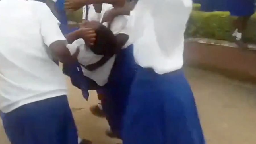 Sebanyak sekitar 95 siswi di SMA Putri Eregi St. Theresa, Kenya telah dibawa ke rumah sakit karena mengalami penyakit misterius. (Twitter @EdKrassen)