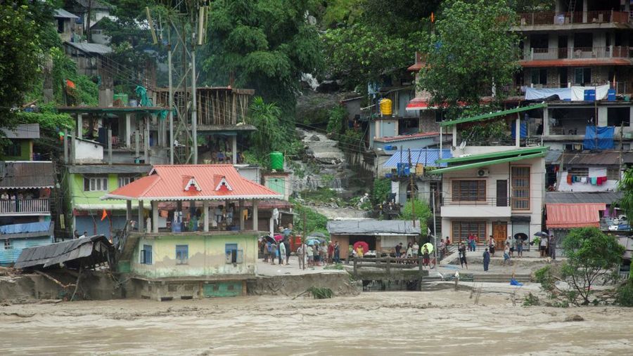 Sebuah rumah terendam sebagian akibat naiknya permukaan air di sepanjang tepian Sungai Teesta saat banjir di Teesta Bazaar di Distrik Kalimpong, Benggala Barat, India 4 Oktober 2023. (REUTERS/Brihat Rai)