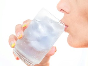 Benarkah Terlalu Sering Minum Air Dingin Bikin Berat Badan Naik? Cek Faktanya
