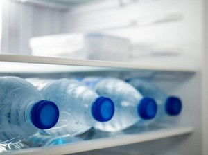 Hindari Minum Air Putih Dingin, Ini 5 Alasannya