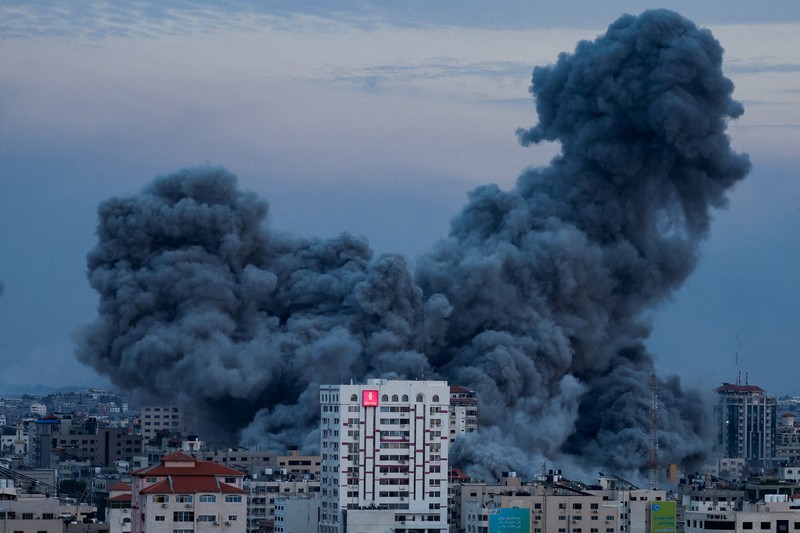 Smoke and flames billow after Israeli forces struck a high-rise tower in Gaza City, October 7, 2023. REUTERS/Mohammed Salem