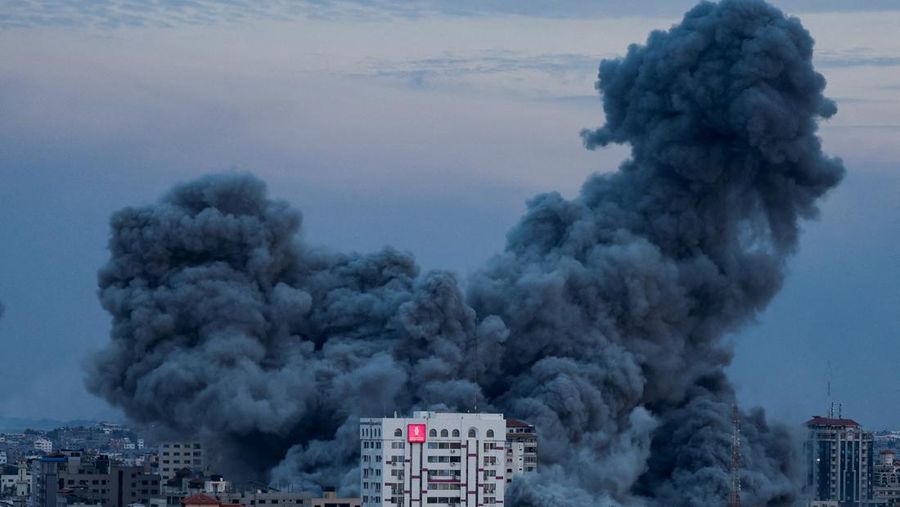 Smoke and flames billow after Israeli forces struck a high-rise tower in Gaza City, October 7, 2023. REUTERS/Mohammed Salem