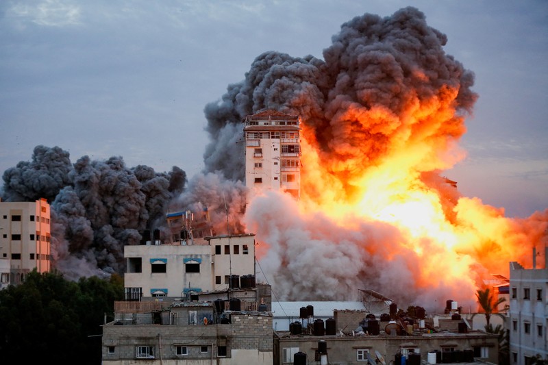 Smoke and flames billow after Israeli forces struck a high-rise tower in Gaza City, October 7, 2023. REUTERS/Mohammed Salem