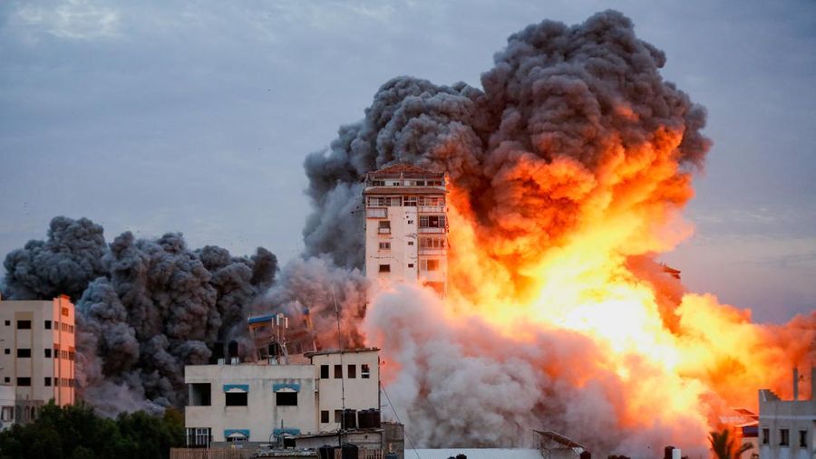 Smoke and flames billow after Israeli forces struck a high-rise tower in Gaza City, October 7, 2023. REUTERS/Mohammed Salem