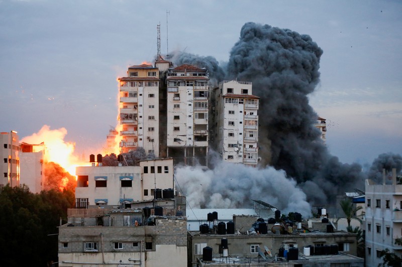 Smoke and flames billow after Israeli forces struck a high-rise tower in Gaza City, October 7, 2023. REUTERS/Mohammed Salem