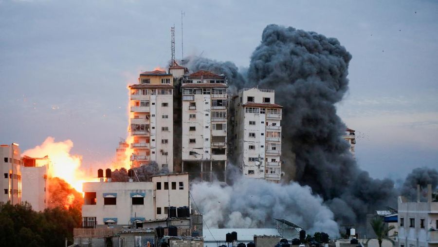 Smoke and flames billow after Israeli forces struck a high-rise tower in Gaza City, October 7, 2023. REUTERS/Mohammed Salem