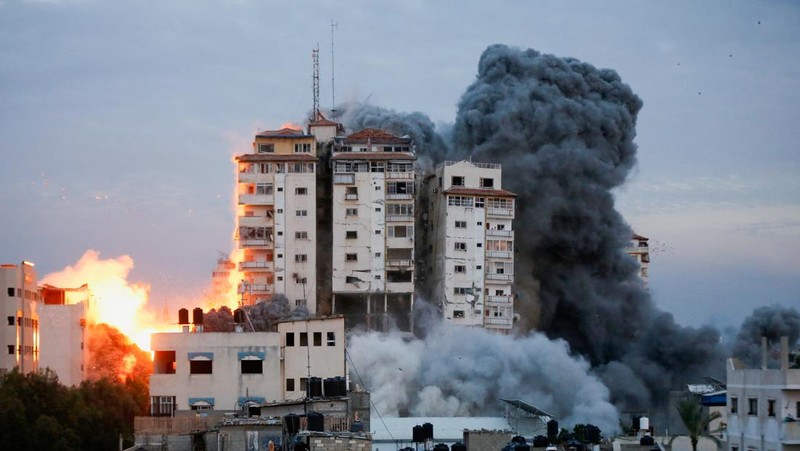 Smoke and flames billow after Israeli forces struck a high-rise tower in Gaza City, October 7, 2023. REUTERS/Mohammed Salem