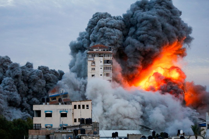 Smoke and flames billow after Israeli forces struck a high-rise tower in Gaza City, October 7, 2023. REUTERS/Mohammed Salem