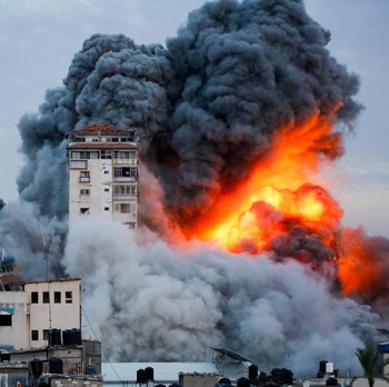 Detik-Detik Menara Gaza Roboh Kena Rudal Balas Dendam Israel