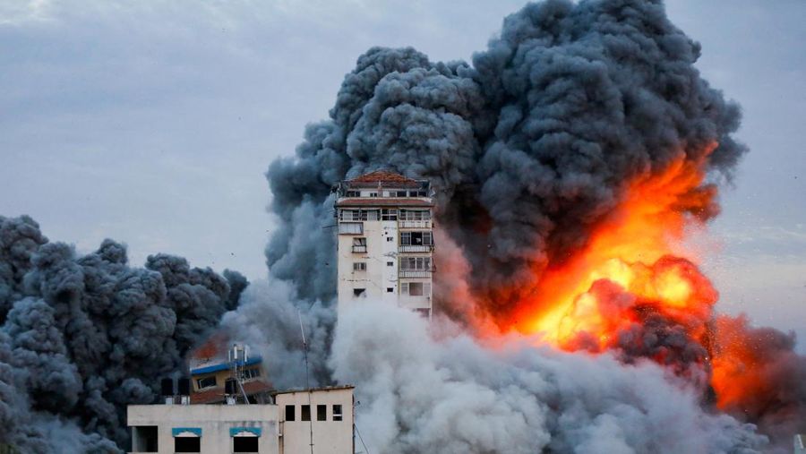 Smoke and flames billow after Israeli forces struck a high-rise tower in Gaza City, October 7, 2023. REUTERS/Mohammed Salem