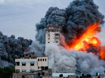 Detik-Detik Menara Gaza Roboh Kena Rudal Balas Dendam Israel