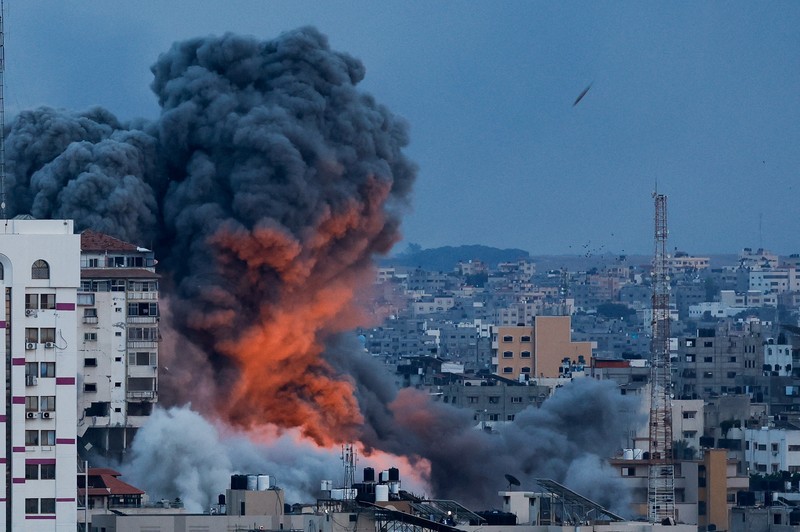 Smoke and flames billow after Israeli forces struck a high-rise tower in Gaza City, October 7, 2023. REUTERS/Mohammed Salem