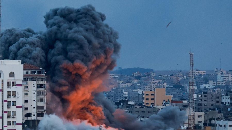 Smoke and flames billow after Israeli forces struck a high-rise tower in Gaza City, October 7, 2023. REUTERS/Mohammed Salem