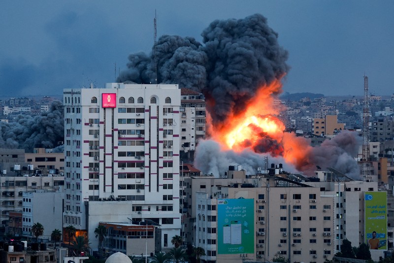 Smoke and flames billow after Israeli forces struck a high-rise tower in Gaza City, October 7, 2023. REUTERS/Mohammed Salem
