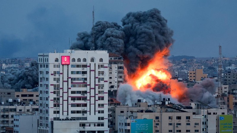 Smoke and flames billow after Israeli forces struck a high-rise tower in Gaza City, October 7, 2023. REUTERS/Mohammed Salem