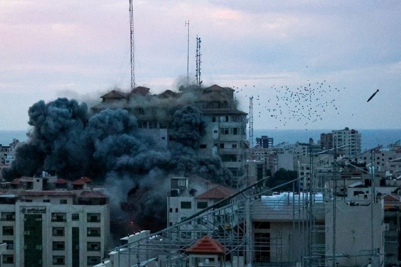 Smoke and flames billow after Israeli forces struck a high-rise tower in Gaza City, October 7, 2023. REUTERS/Mohammed Salem