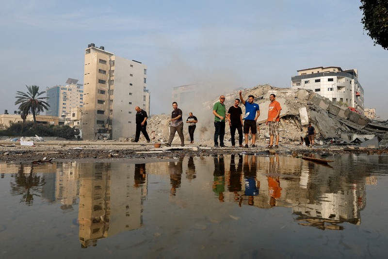 ISRAEL-PALESTINIANS/ Palestinians inspect a mosque destroyed in Israeli strikes in Khan Younis, in the southern Gaza Strip, October 8, 2023. REUTERS/Ibraheem Abu Mustafa TPX IMAGES OF THE DAY