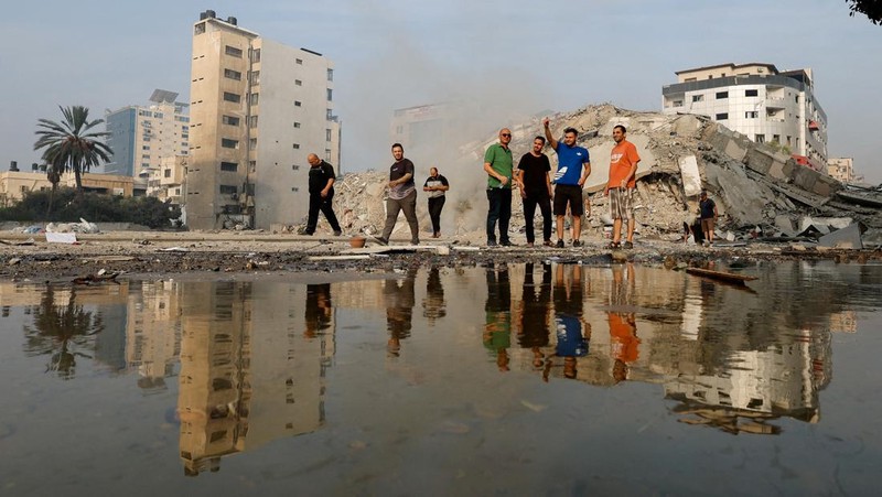 Palestinians inspect a mosque destroyed in Israeli strikes in Khan Younis, in the southern Gaza Strip, October 8, 2023. REUTERS/Ibraheem Abu Mustafa     TPX IMAGES OF THE DAY