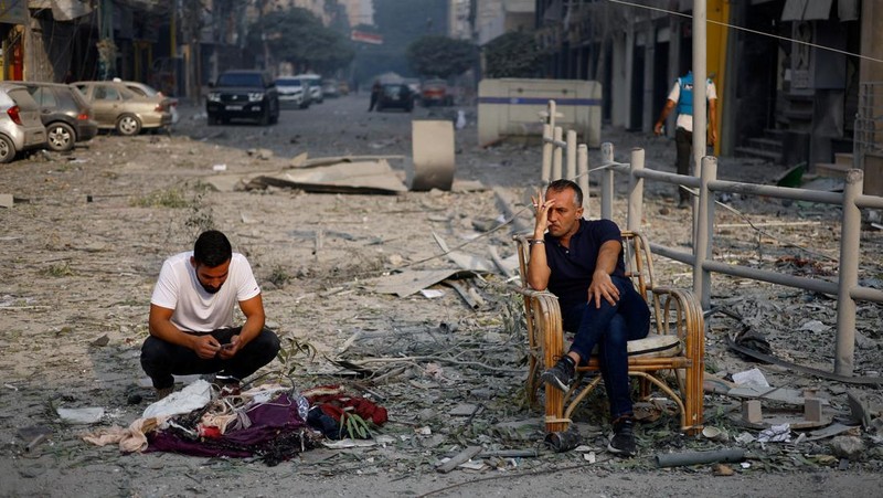 Palestinians inspect a mosque destroyed in Israeli strikes in Khan Younis, in the southern Gaza Strip, October 8, 2023. REUTERS/Ibraheem Abu Mustafa     TPX IMAGES OF THE DAY