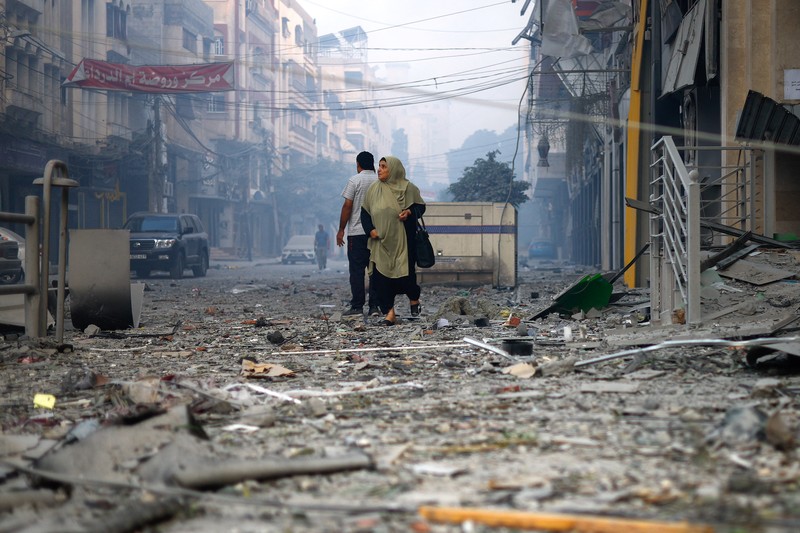 ISRAEL-PALESTINIANS/ Palestinians inspect a mosque destroyed in Israeli strikes in Khan Younis, in the southern Gaza Strip, October 8, 2023. REUTERS/Ibraheem Abu Mustafa TPX IMAGES OF THE DAY