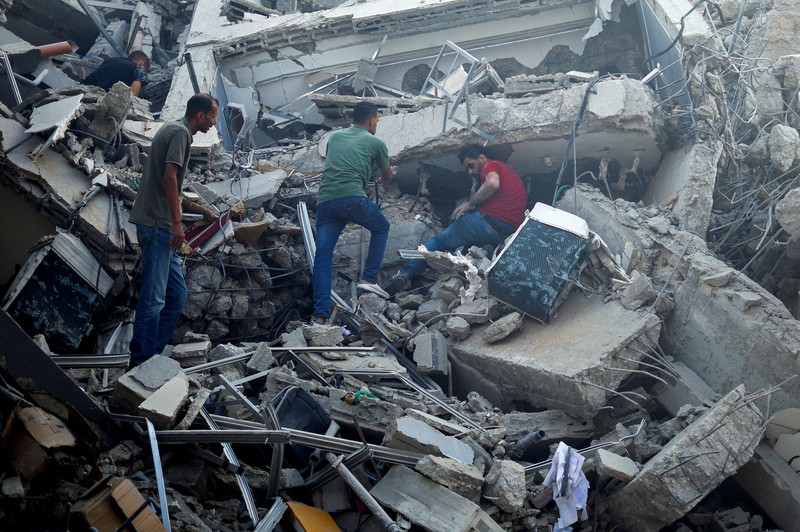 ISRAEL-PALESTINIANS/ Palestinians inspect a mosque destroyed in Israeli strikes in Khan Younis, in the southern Gaza Strip, October 8, 2023. REUTERS/Ibraheem Abu Mustafa TPX IMAGES OF THE DAY