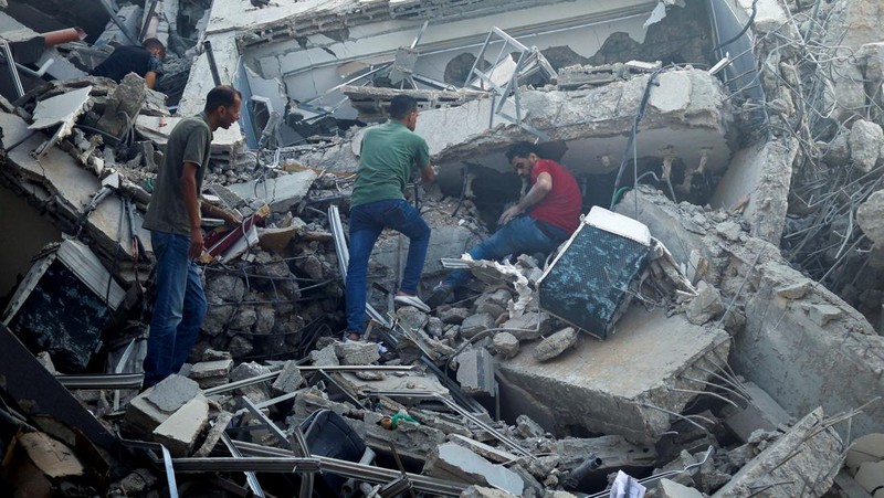 Palestinians inspect a mosque destroyed in Israeli strikes in Khan Younis, in the southern Gaza Strip, October 8, 2023. REUTERS/Ibraheem Abu Mustafa     TPX IMAGES OF THE DAY