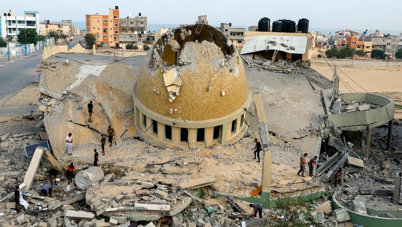 Palestinians inspect a mosque destroyed in Israeli strikes in Khan Younis, in the southern Gaza Strip, October 8, 2023. REUTERS/Ibraheem Abu Mustafa     TPX IMAGES OF THE DAY