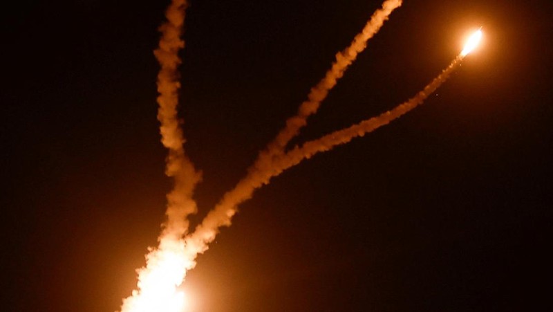 Israel's Iron Dome anti-missile system intercepts rockets launched from the Gaza Strip, as seen from Ashkelon in southern Israel October 7, 2023. REUTERS/Amir Cohen