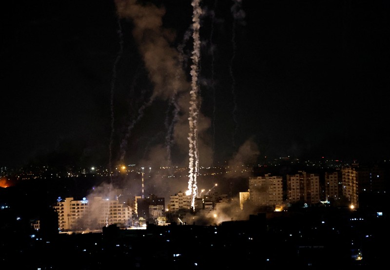 ISRAEL-PALESTINIANS/ Israel's Iron Dome anti-missile system intercepts rockets launched from the Gaza Strip, as seen from Ashkelon in southern Israel October 7, 2023. REUTERS/Amir Cohen