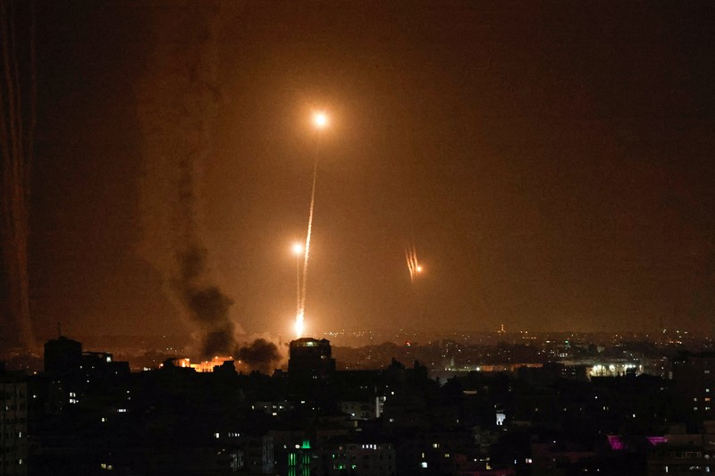 ISRAEL-PALESTINIANS/ Israel's Iron Dome anti-missile system intercepts rockets launched from the Gaza Strip, as seen from Ashkelon in southern Israel October 7, 2023. REUTERS/Amir Cohen