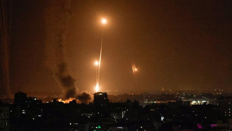 Israel's Iron Dome anti-missile system intercepts rockets launched from the Gaza Strip, as seen from Ashkelon in southern Israel October 7, 2023. REUTERS/Amir Cohen