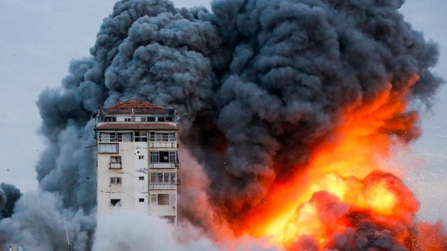 Smoke and flames billow after Israeli forces struck a high-rise tower in Gaza City, October 7, 2023. REUTERS/Ashraf Amra NO RESALES. NO ARCHIVES TPX IMAGES OF THE DAY