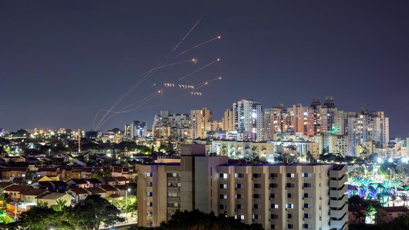 Israel's Iron Dome anti-missile system intercepts rockets launched from the Gaza Strip, as seen from Ashkelon in southern Israel October 7, 2023. REUTERS/Amir Cohen