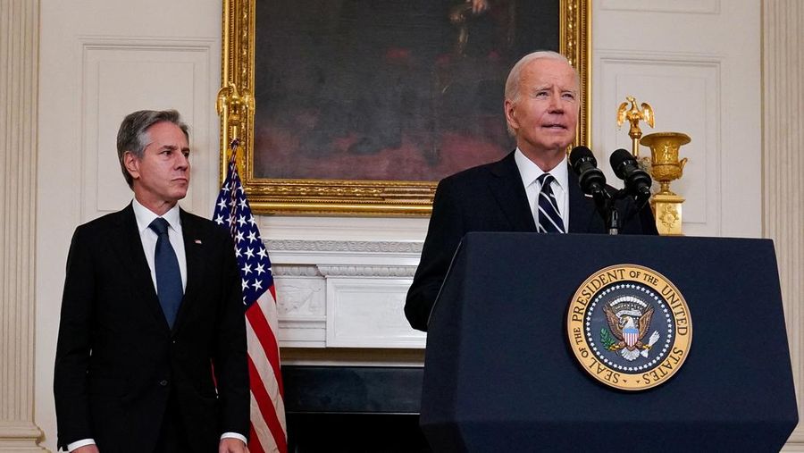 Presiden AS Joe Biden, didampingi Menteri Luar Negeri AS Antony Blinken, berbicara tentang konflik di Israel, setelah Hamas melancarkan serangan terbesarnya dalam beberapa dekade di Gedung Putih di Washington, AS 7 Oktober 2023 .REUTERS/Elizabeth Frantz