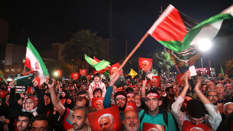 Iranian celebrate during a gathering in support of Palestinians, in Tehran, Iran, October 7, 2023. Majid Asgaripour/WANA (West Asia News Agency) via REUTERS. ATTENTION EDITORS - THIS IMAGE HAS BEEN SUPPLIED BY A THIRD PARTY.