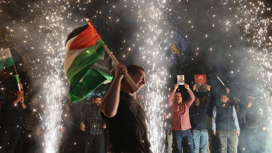 Iranian celebrate during a gathering in support of Palestinians, in Tehran, Iran, October 7, 2023. Majid Asgaripour/WANA (West Asia News Agency) via REUTERS. ATTENTION EDITORS - THIS IMAGE HAS BEEN SUPPLIED BY A THIRD PARTY.