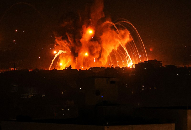 Roket ditembakkan ke arah Israel dari Jalur Gaza, Minggu, 8 Oktober 2023. Penguasa militan Hamas di Jalur Gaza melakukan serangan multi-front yang belum pernah terjadi sebelumnya terhadap Israel. (AP/Fatima Shbair) Roket ditembakkan ke arah Israel dari Jalur Gaza, Minggu, 8 Oktober 2023. Penguasa militan Hamas di Jalur Gaza melakukan serangan multi-front yang belum pernah terjadi sebelumnya terhadap Israel. (AP/Fatima Shbair)